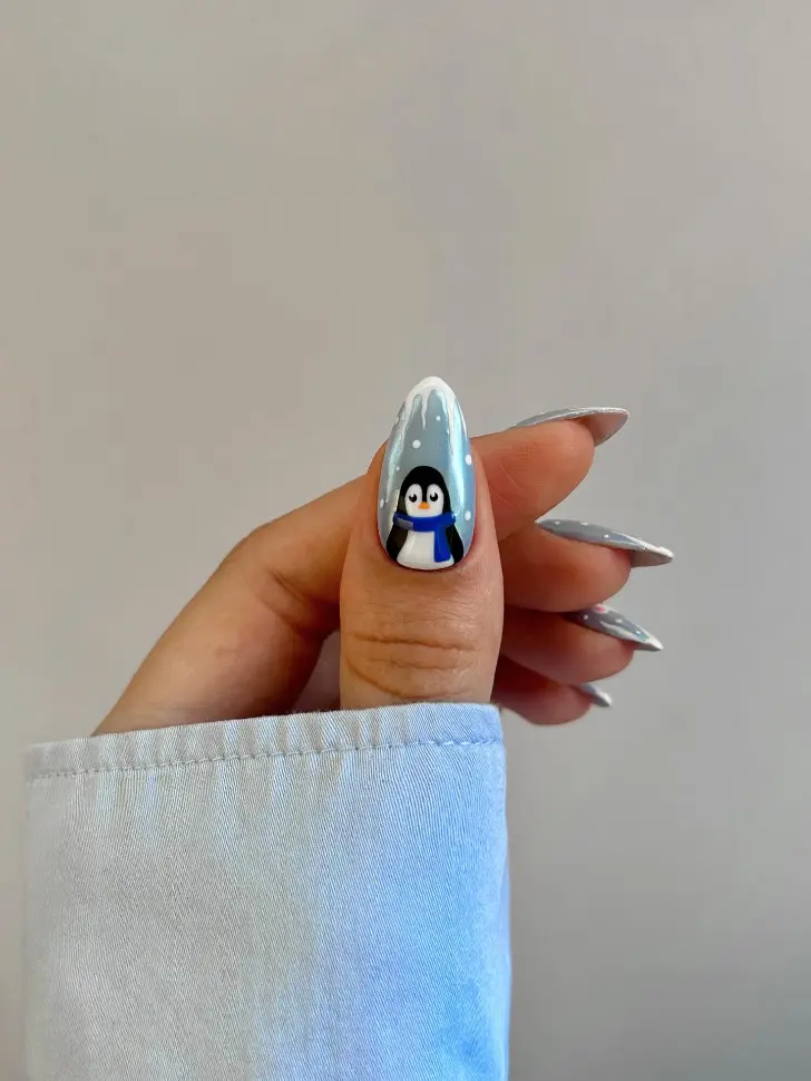 Белый френч в виде снега и акцент в виде пингвина