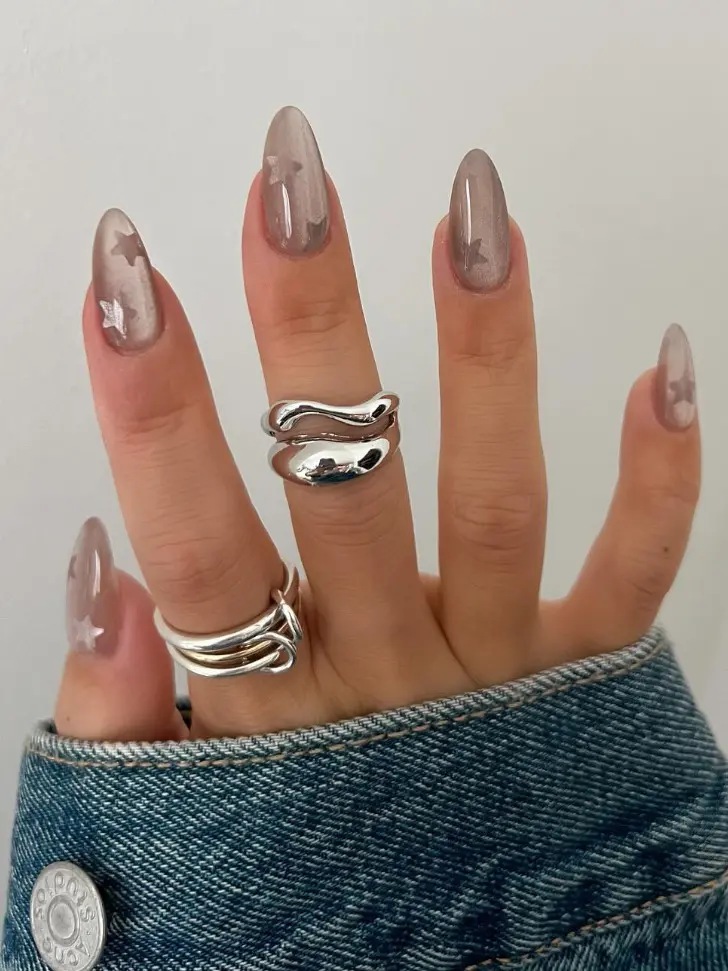 Бежевые миндальные ногти со звездами