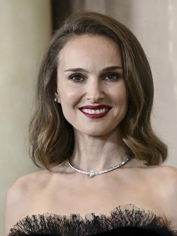 Длинный боб с мягкими волнами и боковым пробором