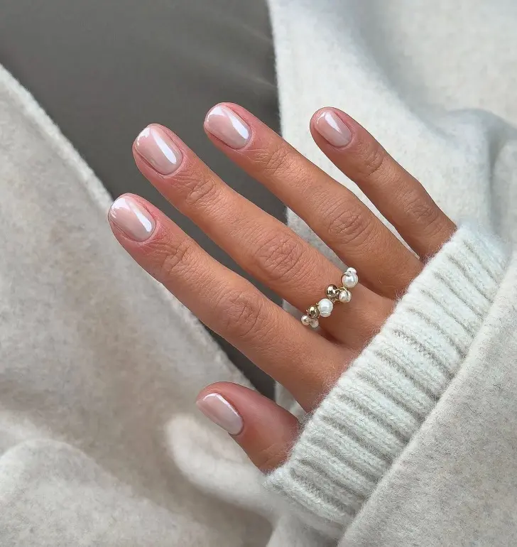 Короткие ногти с блестящей основой