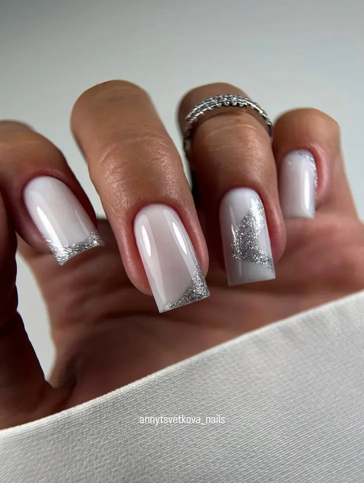 Молочные квадратные ногти с серебристым узором