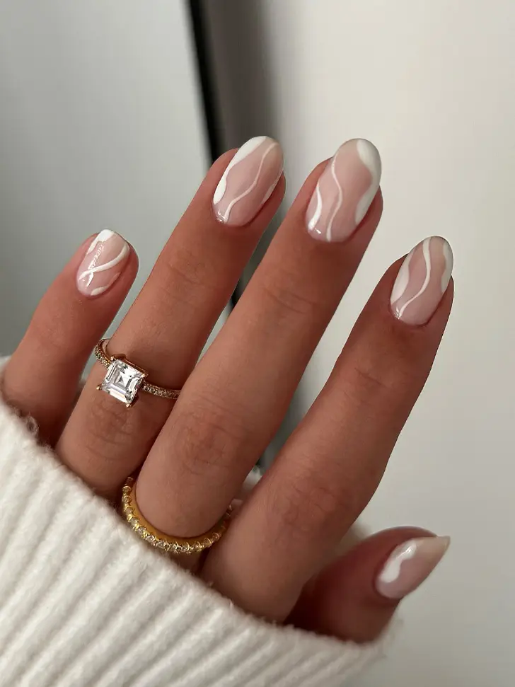 Овальный маникюр с белыми волнами