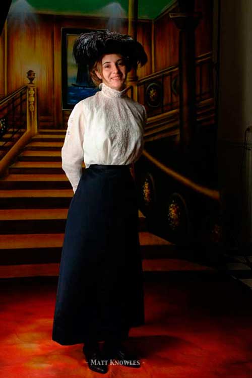Девушка в синей, шелкой юбке и шляпе с пером, Англия 1910 год