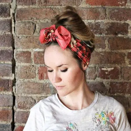 Девушка с красным платком на голове