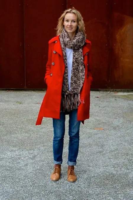 Девушка в джинсах и красном плаще