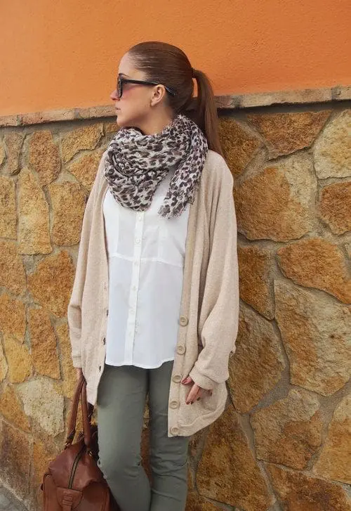 Девушка в кардигане и шарфе