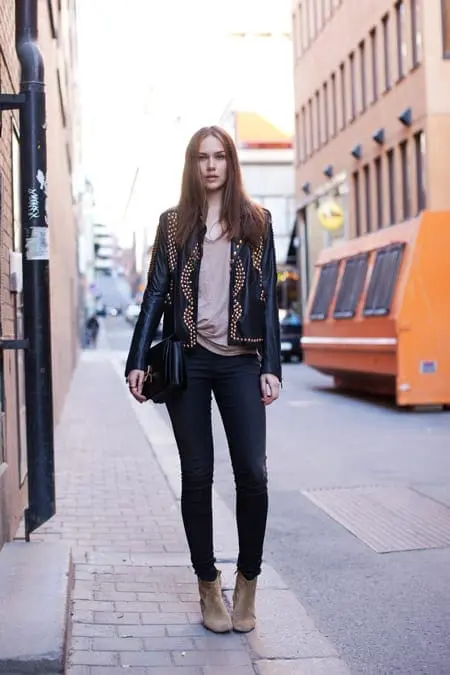 Девушка в косухе и узких брюках