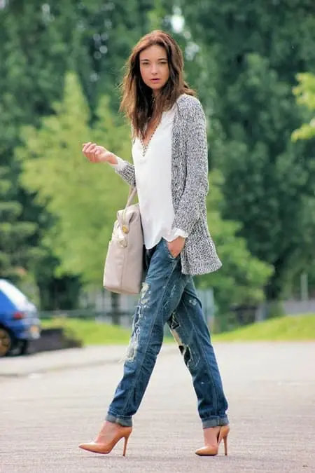 Девушка в лодочках и сером кардигане