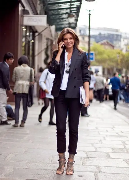 Девушка в пиджаке и узких брюках