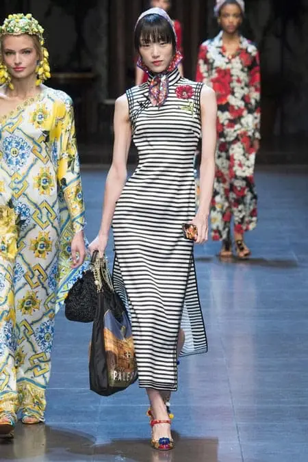 Девушка в полосатом платье и платке завязанном под подбородком