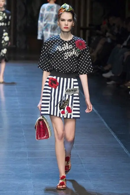 Девушка в полосатой юбке, топе в горох и платке завязанном на голове в виде чалмы