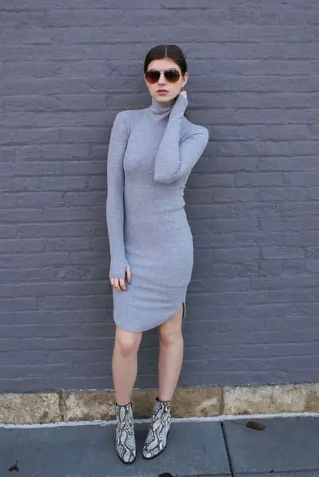 Девушка в светло-сером платье