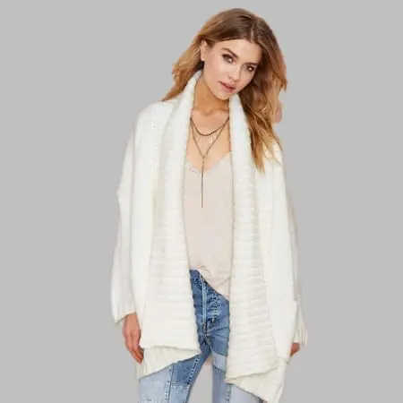 Девушка в светлом топе и белом кардигане