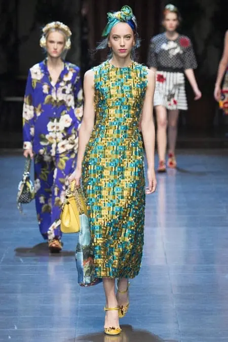 Девушка в зеленом платье, и платке на голове с бантом по центру