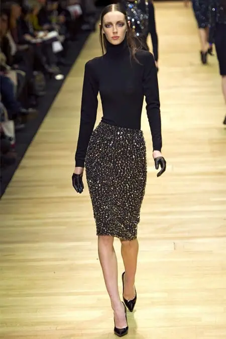 Модель в черной водолазке и юбке