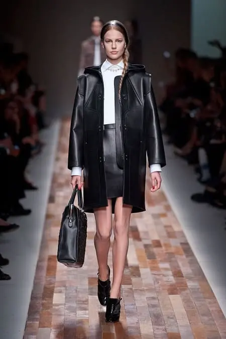 Модель в плаще от Валентино