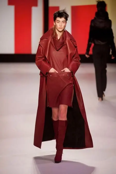 Модель в темно-красном плаще