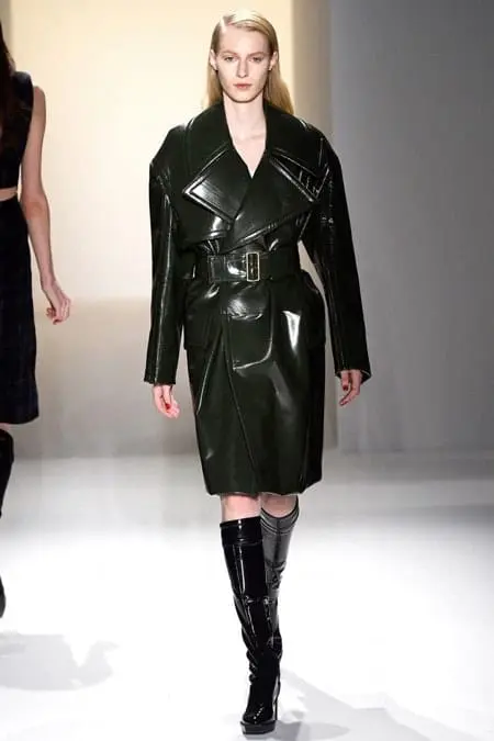 Модель в темно-зеленом плаще