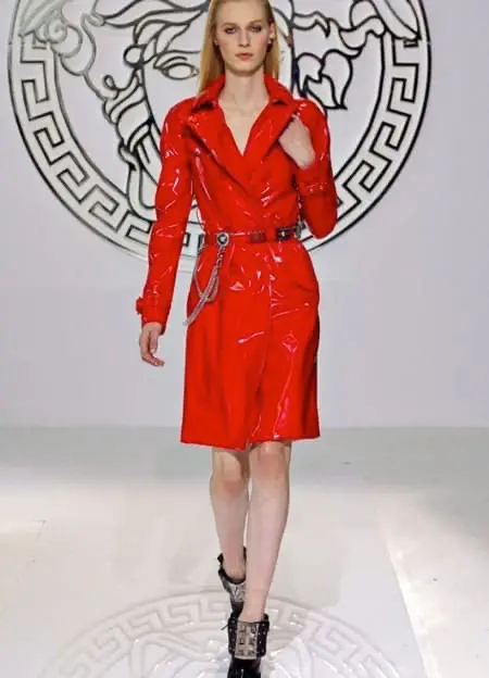 Модель в ярком красном плаще