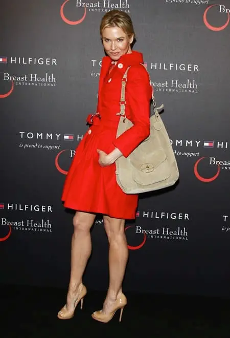 Рене Зелвегер в красном плаще