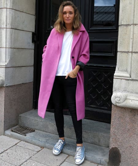 devushka-v-lilovom-palto-i-sinih-kedah