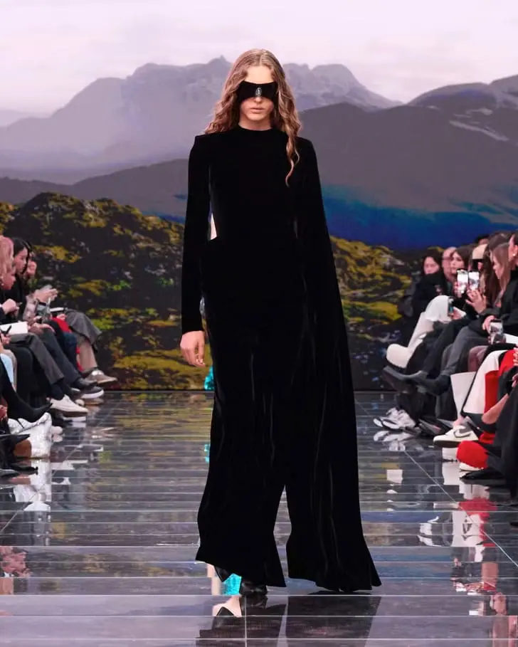 Модель в длинном черном платье от Balenciaga