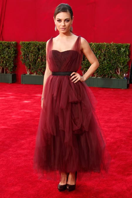 mila-kunis-v-plate-tsveta-marsala