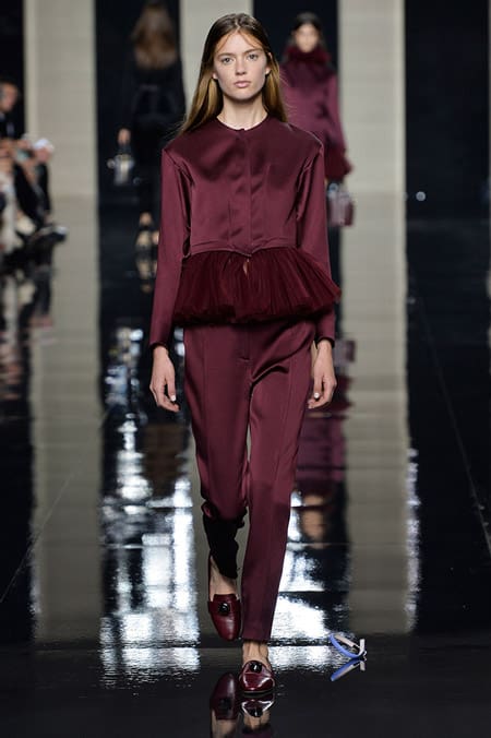 model-v-bluze-s-baskoy-tsveta-marsala