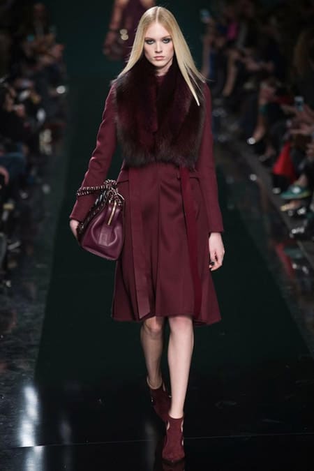 model-v-palto-tsveta-marsala