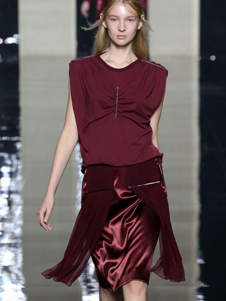 model-v-shelkovoy-yubke-tsveta-marsala