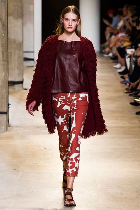 model-v-tope-tsveta-marsala