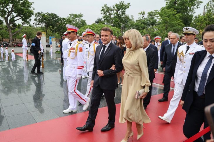 Брижит Макрон в бежевом платье миди с поясом