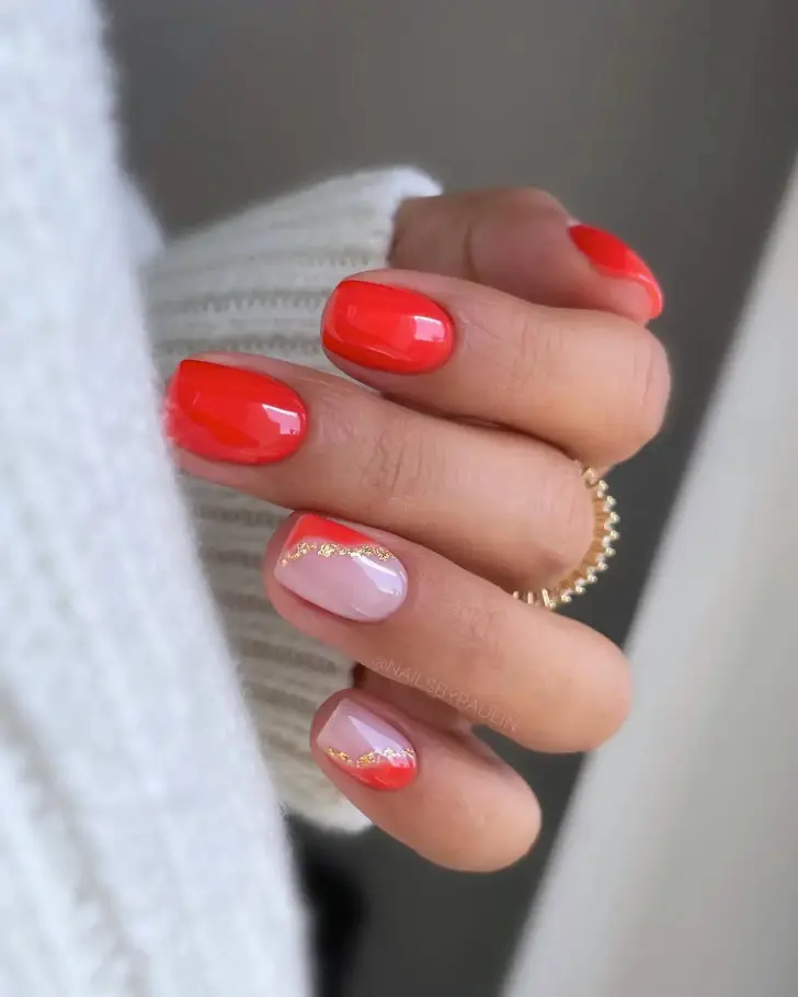 Коралловый маникюр с линией из золотой фольги