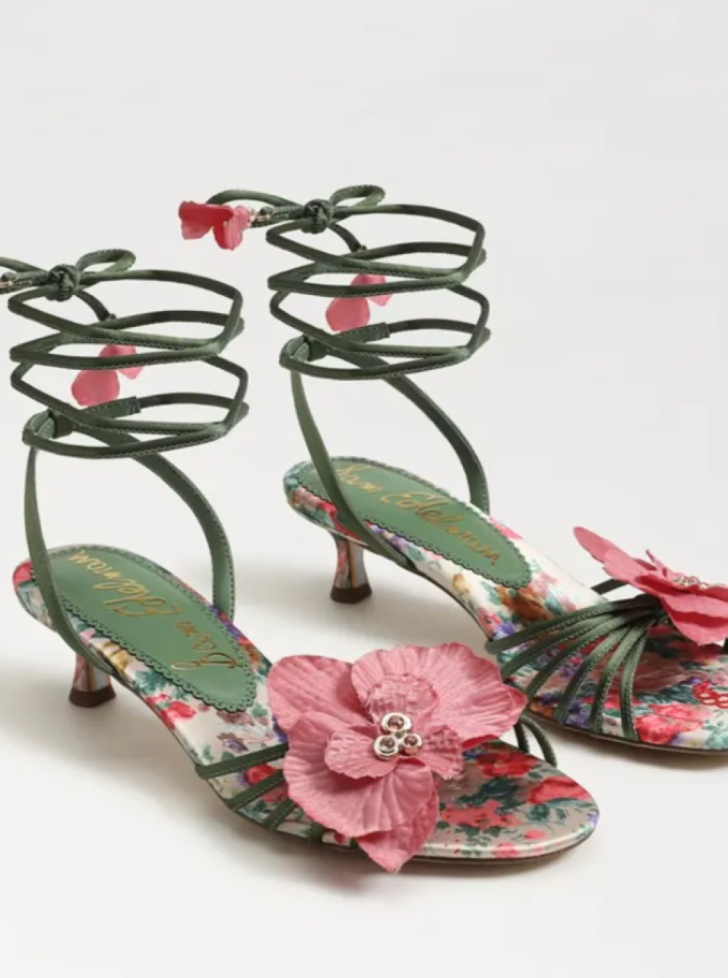 Зеленые босоножки с тонкими ремешками и розовыми цветами от Sam Edelman