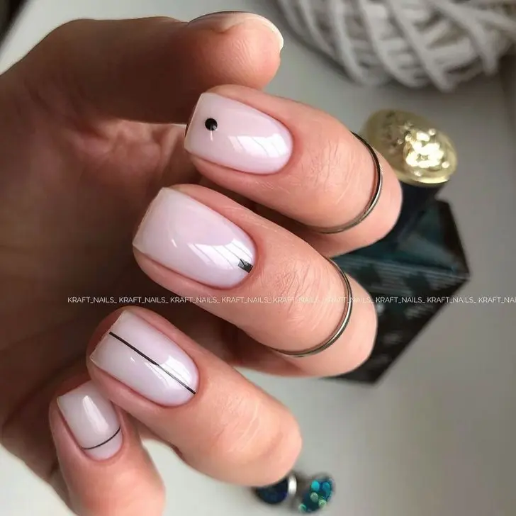 Короткие ногти с квадратом и кругом