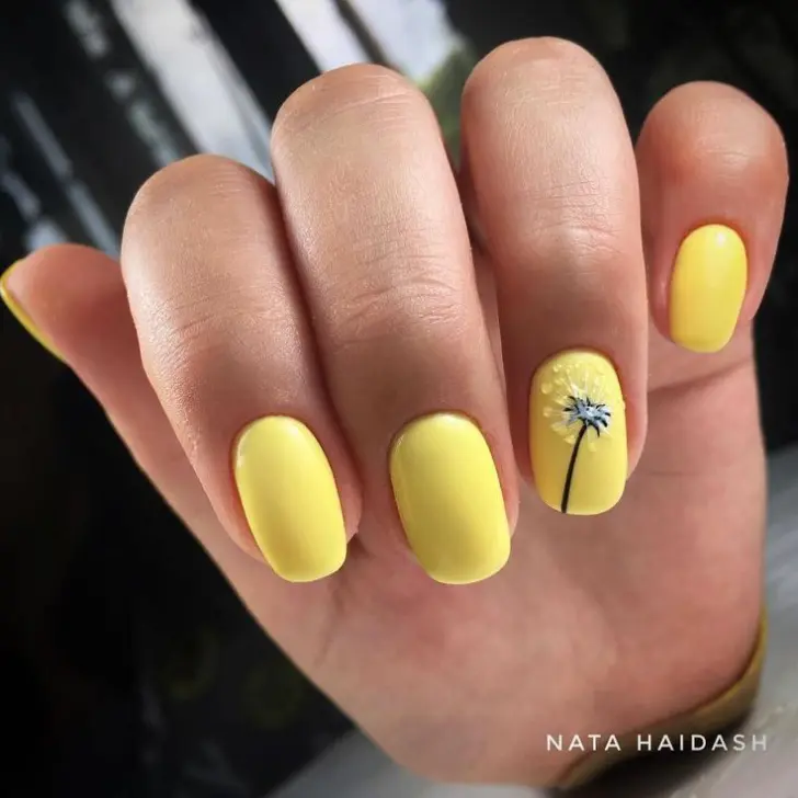 Желтый короткий маникюр с одуванчиком