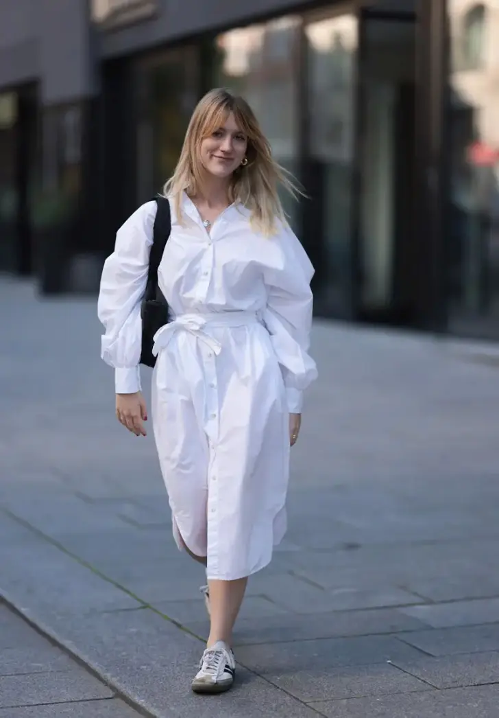 Белое платье рубашка и кроссовки адидас