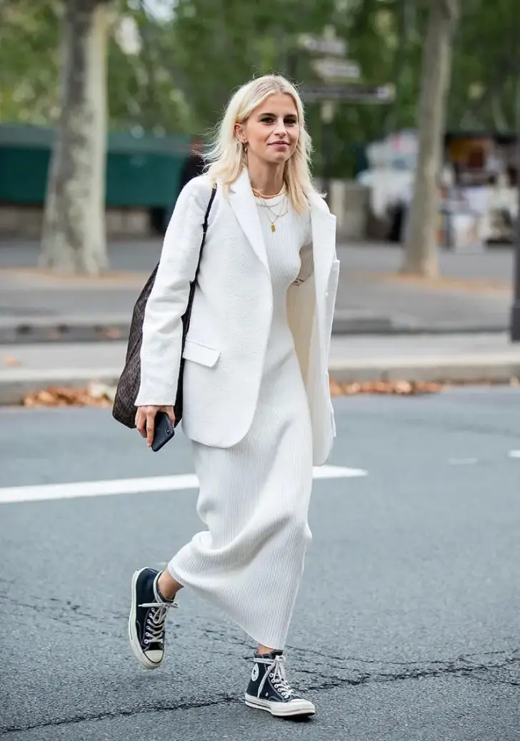 Белое трикотажное платье и черные кеды