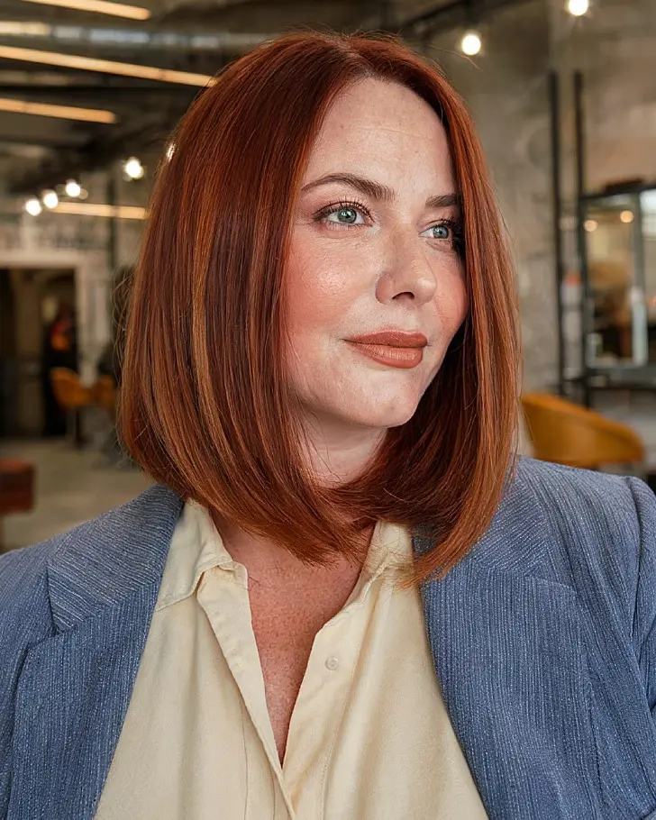 Боб на прямых угловых волосах для круглого лица