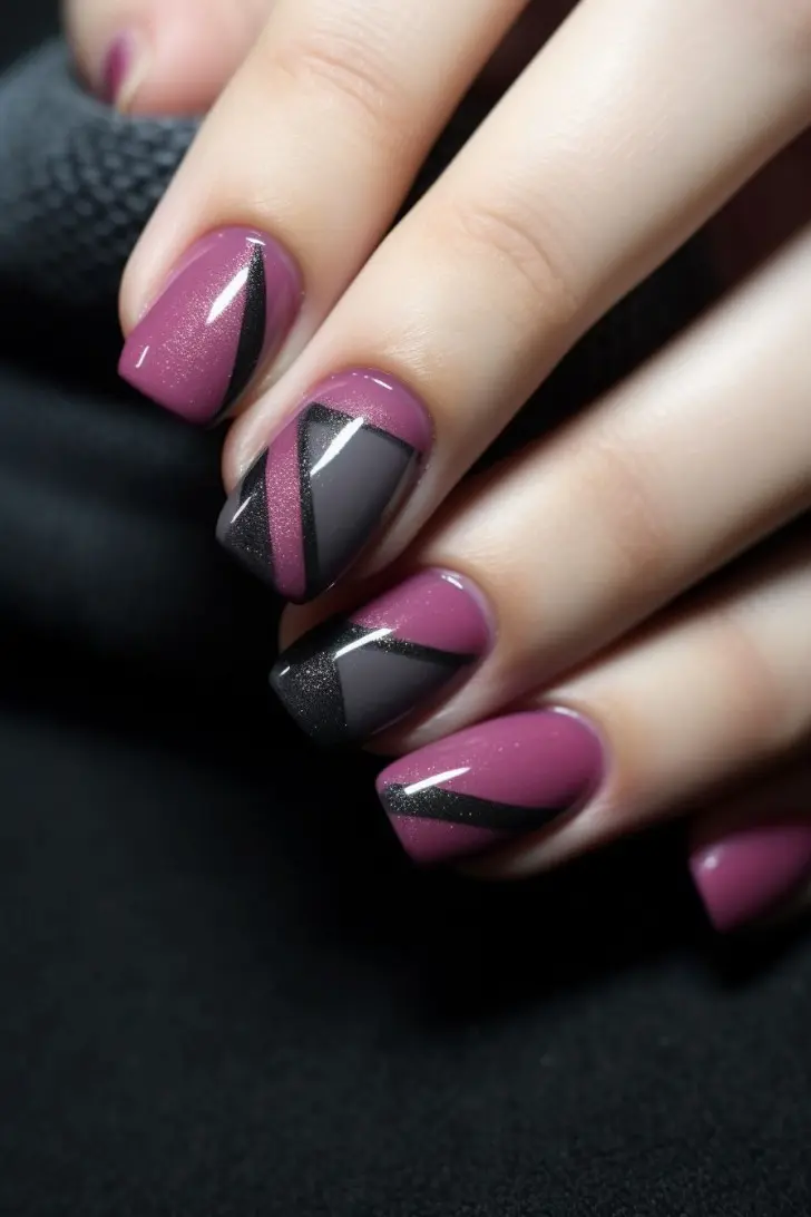 Бордовые и серые геометрические узоры на коротких ногтях