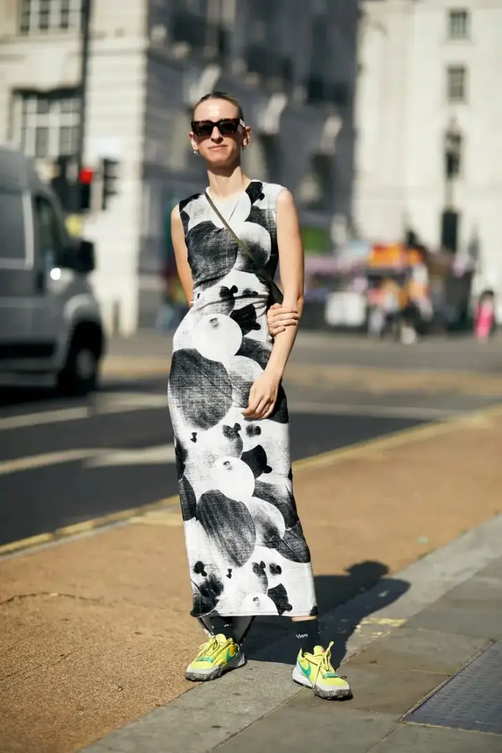 Черно белое платье и неоновые кроссовки