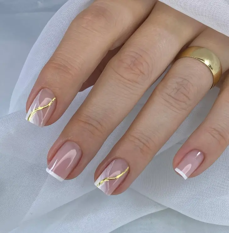 Комбинированный френч с завитками на квадратных натуральных ногтях