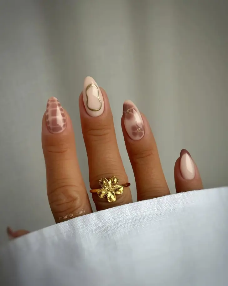 Комбинированный маникюр с принтами и узорами на миндальных ногтях