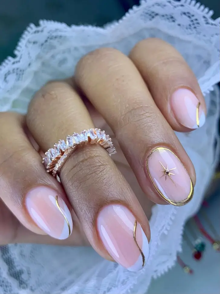 Комбинированный маникюр с золотыми акцентами на натуральных овальных ногтях