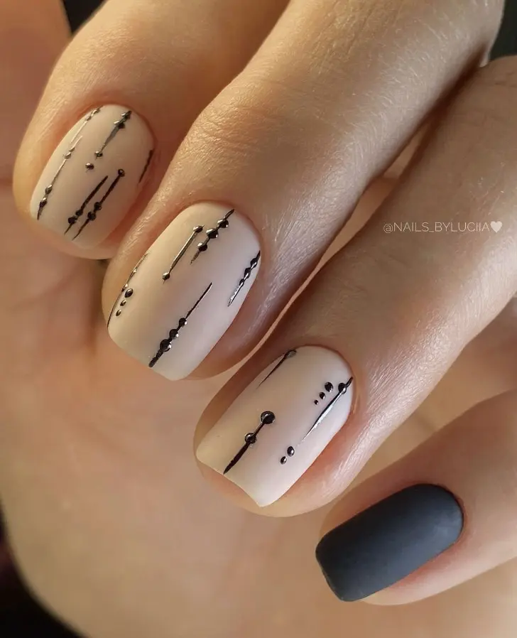 Короткие ногти с точками и линиями