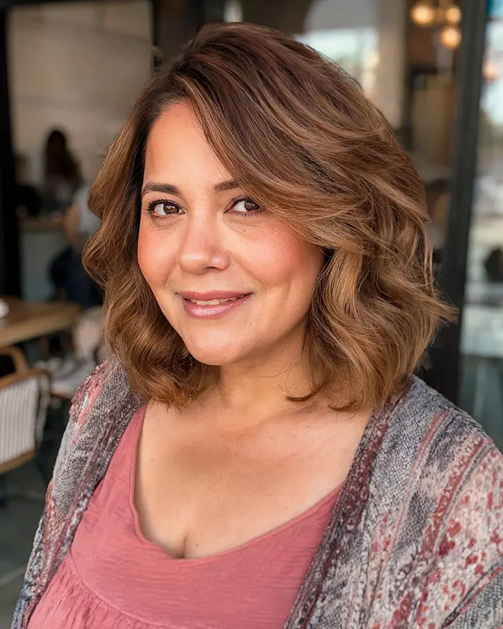 Многослойная прическа с пробором для круглого лица