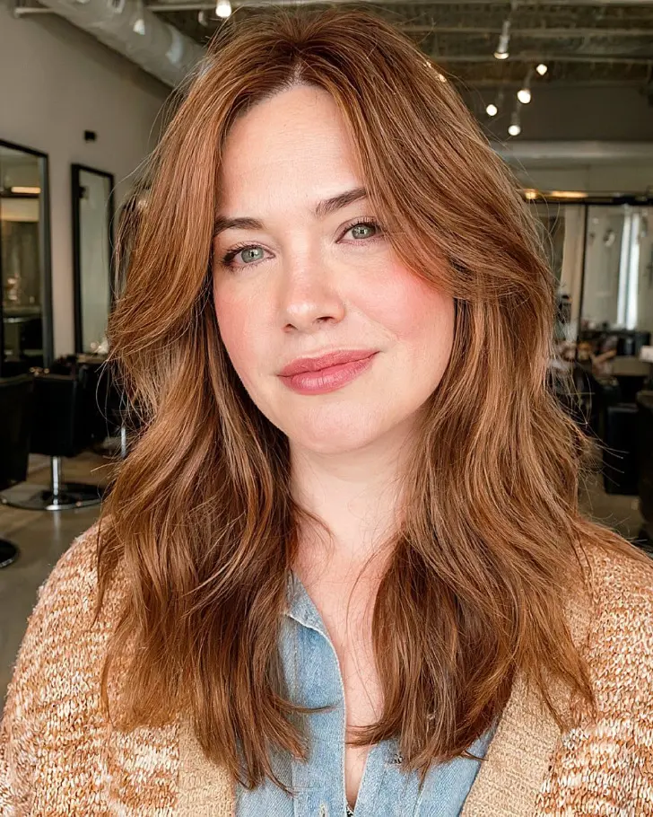 Многослойные волосы средней длины для круглого лица