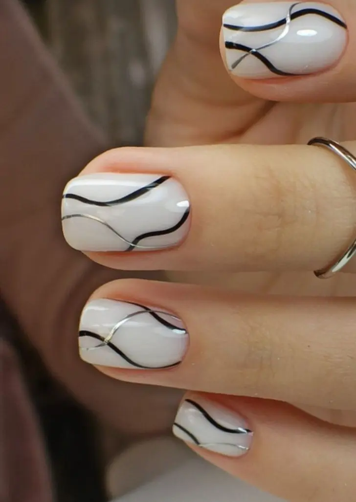 Молочные ногти с черными волнами