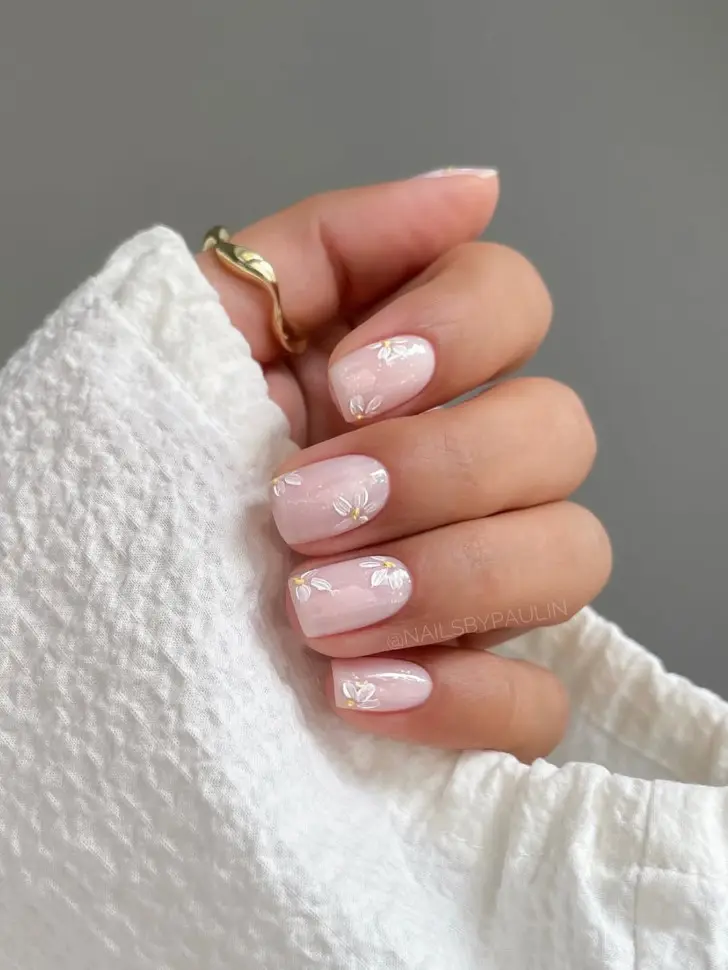 Молочный маникюр с белыми цветами на квадратных ногтях