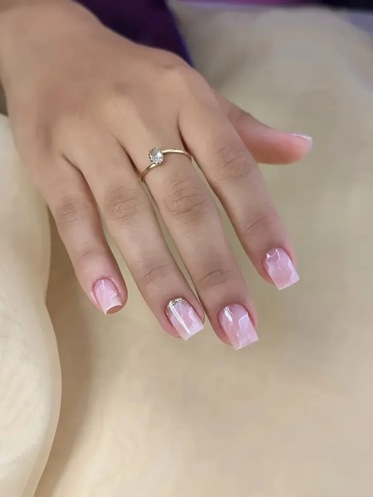 Молочный нейтральный маникюр на квадратных ногтях